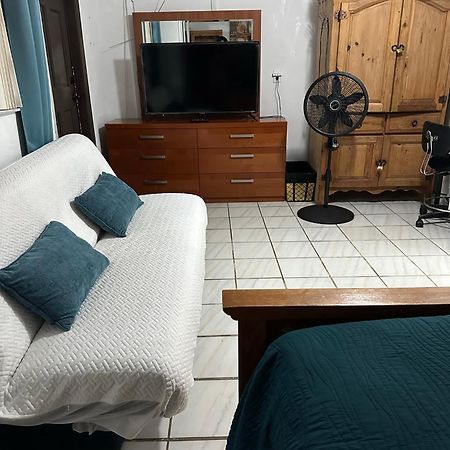 Cozy Queen Bed Studio With 60 Inch Smart Tv, Netflix, Airplay, Mini-Fridge, And 500 Mbps Wifi Near Fiu, Dolphin Mall, Airport Miami Buitenkant foto
